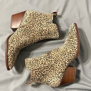 Dolce Vita Tan suede Leopard Ankle Boots. Size 6 1/2. New.